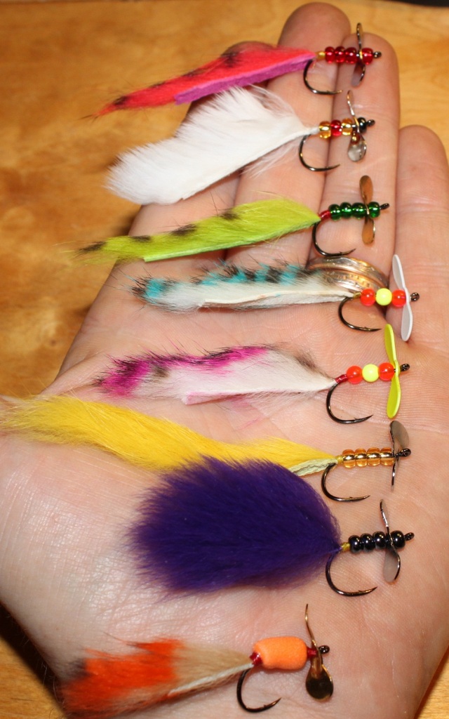 Propeller flie for Perch,,  i dont need to tell how to tie this,, you see good,,  first one pearl on hook, propeller and 3 pearl, tie in zonker tail and little vanich on thread.. done!!